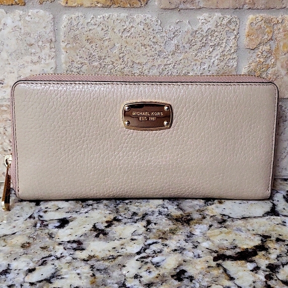 Michael Kors Ziparound Wallet - Picture 1 of 11